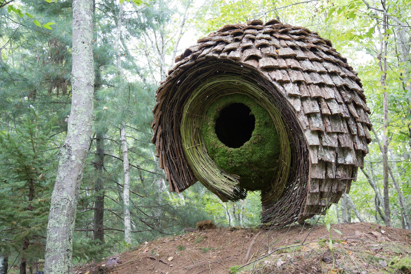 ‘The Journey’, red oak bark, golden rod, birch, sphagnum moss and steel. Approx size: 2.5 x2.5 x 2.5 metres. I Park, Connecticut, USA. 2013.