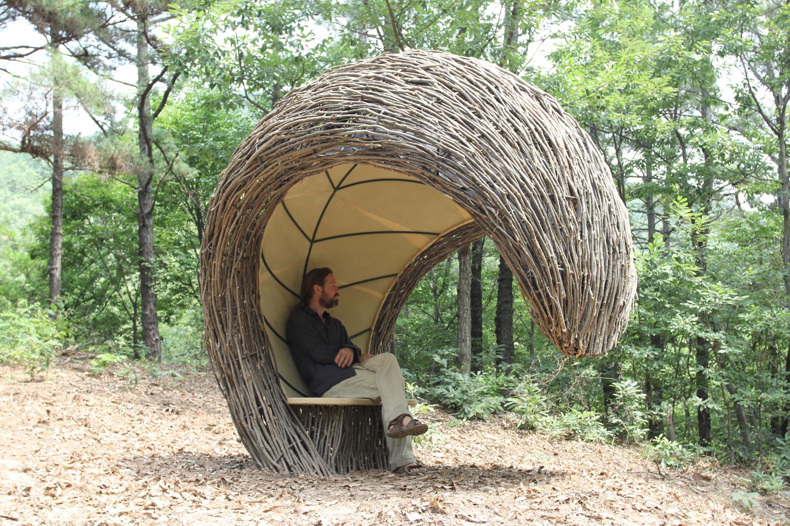 ‘Forest Wave Shelter’, sweet chestnut, steel and canvas. Approx. size: 2.5 x 2.2 x 2.5 metre. Mount Yonmi, South Korea Yatoo Art in Nature. 2017.