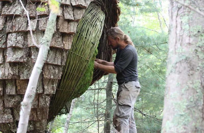 Tim working on ‘The Journey’, red oak bark, golden rod, birch, sphagnum moss and steel. Approx size: 2.5 x 2.5 x 2.5 metres. I Park, Connecticut, USA. 2013.